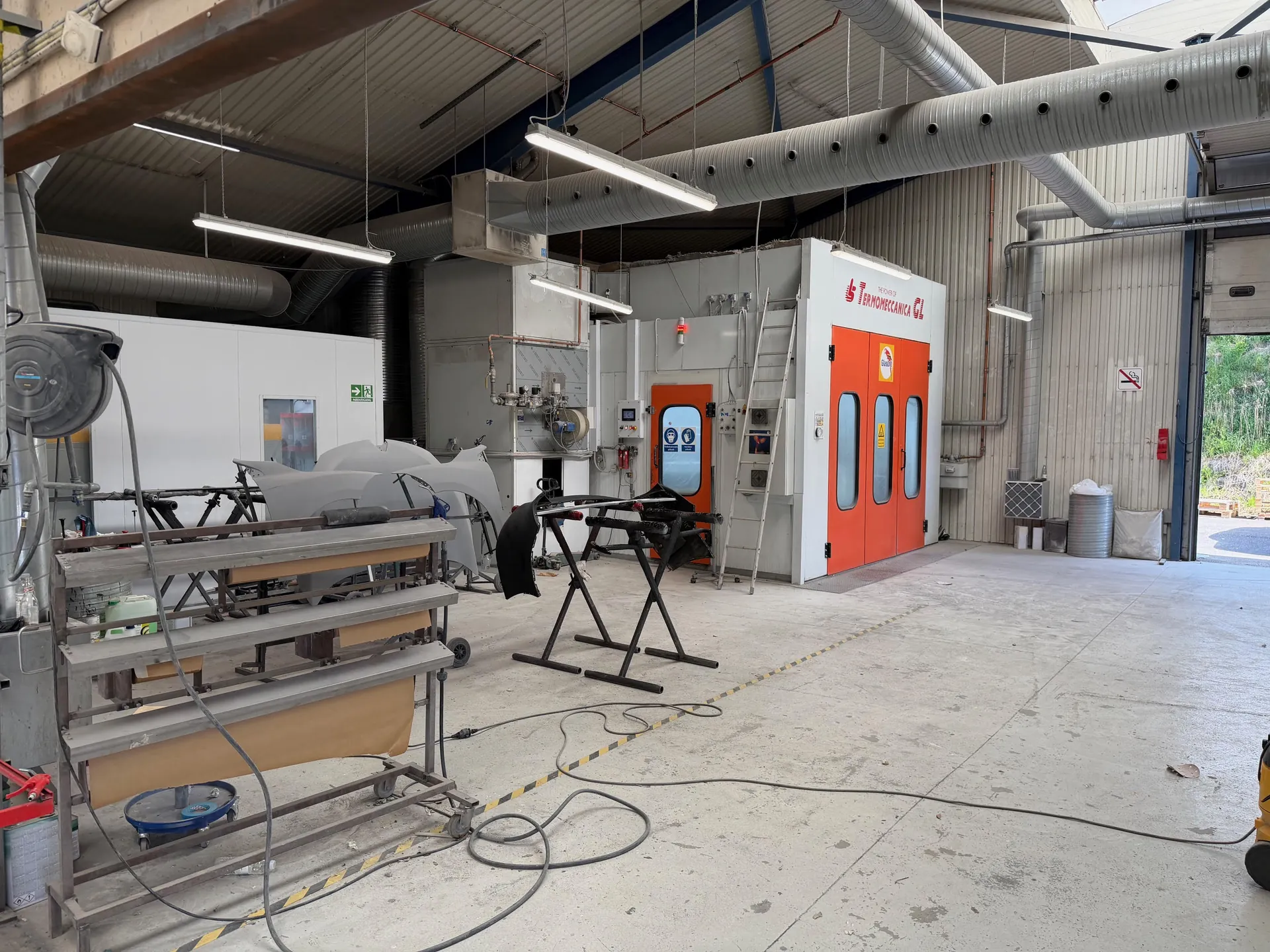 Termomechanika spray booth equipment + prep stand